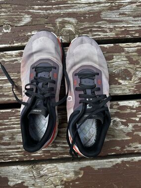 On Running Cloudflow women’s Running Shoes in Mauve and Black